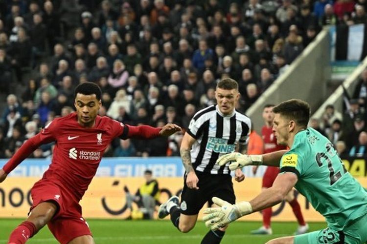 Striker Belanda, Cody Gakpo, saat berhasil mencetak gol buat Liverpool saat melawan Newcastle dalam pekan ke-24 Liga Inggris 2022-2023 di Stadion St James' Park pada 18 Februari 2023. (Foto olehOli SCARFF/AFP) 