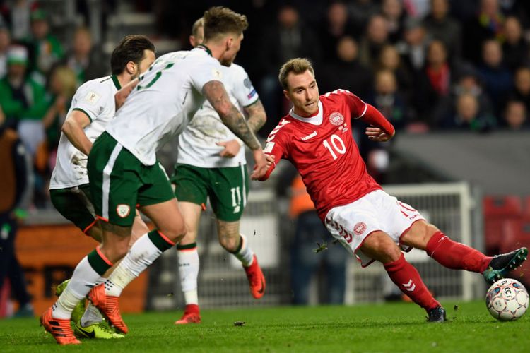 Gelandang timnas Denmark, Christian Eriksen, mendapatkan penjagaan ketat dari para pemain Irlandia pada pertandingan play-off Piala Dunia 2018 di Kopenhagen, Sabtu (11/11/2017).