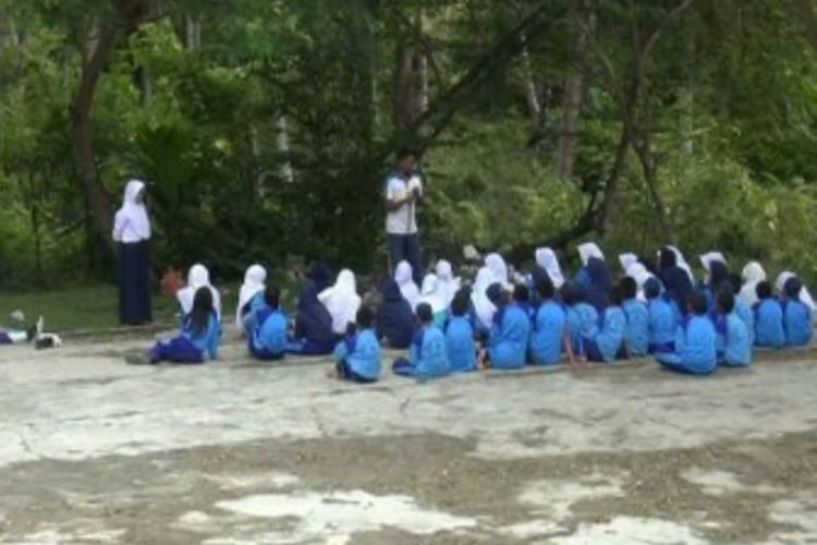 Kekurangan ruangan kelas yang dialami siswa di SMPN 4 Pasangkayu, Mamuju Utara, membuat sekitar 70 siswanya terpaksa belajar di teras, emperan, trotoar sekolah  hingga bawah pohon agar bisa tetap belajar dan tidak ketinggalan pelajaran seperti siswa di sekolah lainnya.