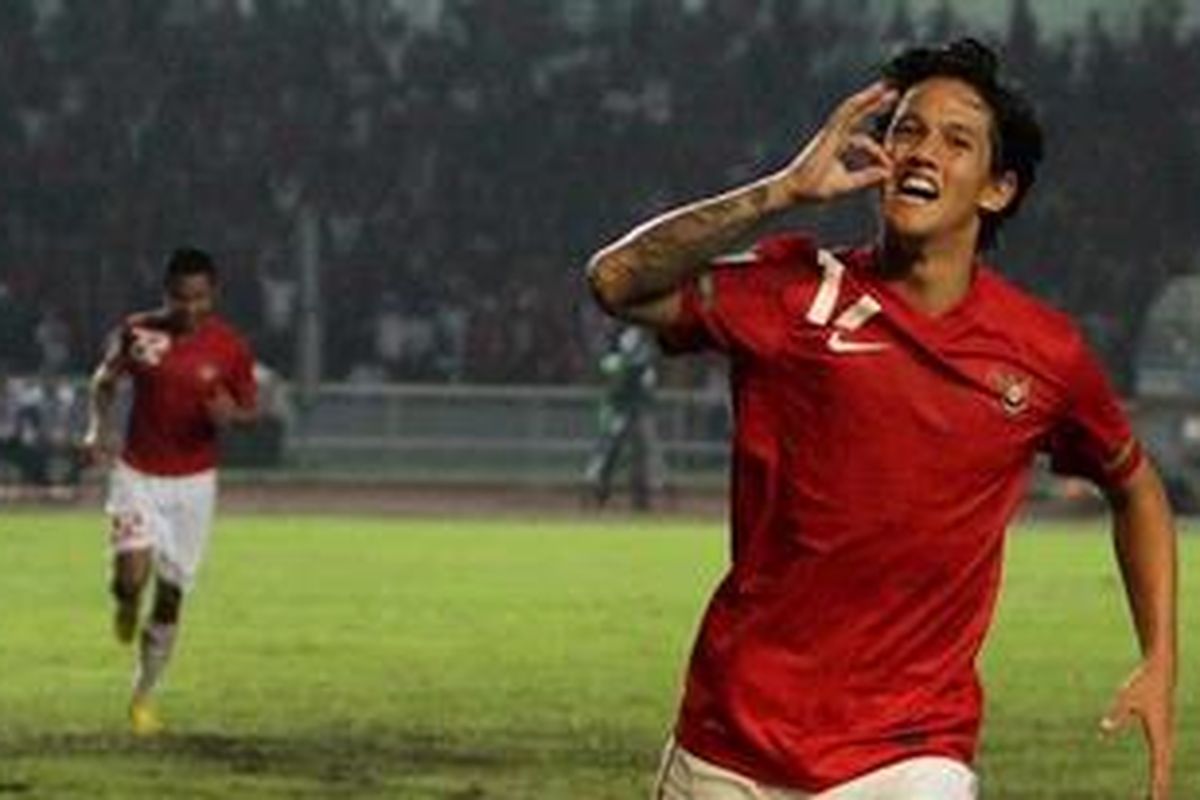 Ekspresi pemain Indonesia, Irfan Haarys Bachdim, usai mencetak gol pada pertandingan Piala Suzuki AFF 2010 melawan Laos, di Stadion Utama Gelora Bung Karno, Jakarta, Sabtu (4/12/2010). Pertandingan ini berakhir 6-0 untuk kemenangan Indonesia. 