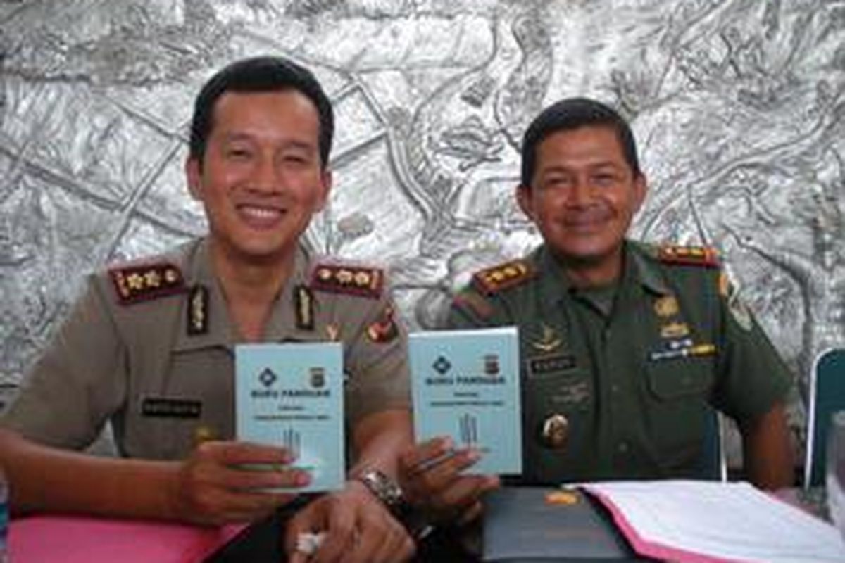 Kepala Polresta Bogor Ajun Komisaris Besar Guntor Gafar dan Komandan Kodim Sukabumi Letkol (Inf) Yusuf, Jumat (13/2), memperlihatkan buku panduan cara polisi dan tentara di jajaran Polwil Bogor dan Korem 061/Suryakancana bertindak dalam kegiatan pengamanan Pemilu mendatang.