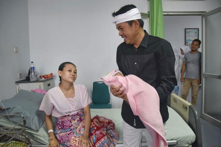 Calon Wakil Gubernur Jawa Barat Dedi Mulyadi saat menengok Fitri yang melahirkan di ruas tol Purbaleunyi, Selasa (12/6/2018).