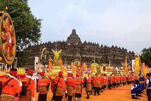 Umat Buddha Ikuti Kirab Waisak dari Candi Mendut ke Candi Borobudur