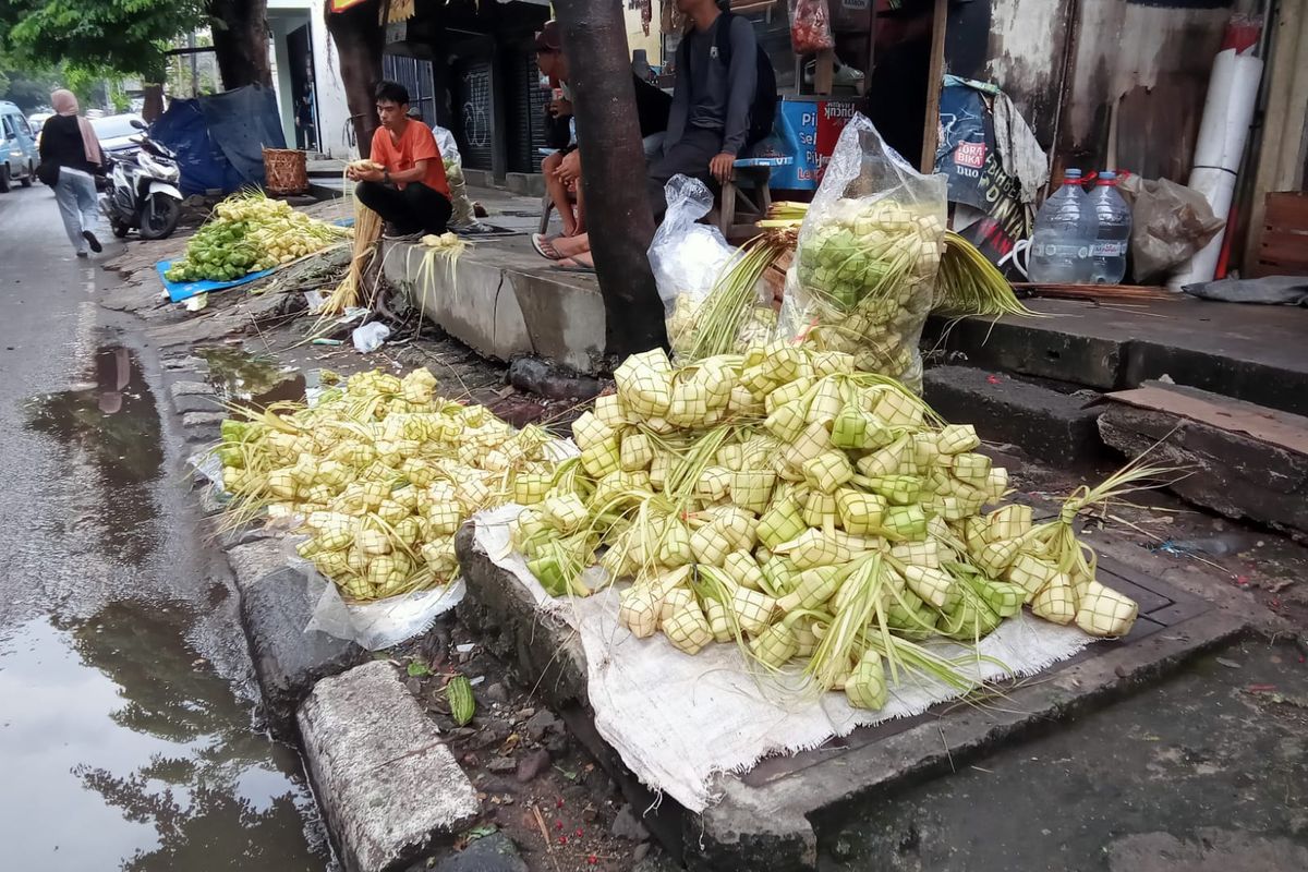 Darto salah satu pedagang sarang ketupat di kawasan Palmerah saat ditemui Kompas.com di Pasar Palmerah, Minggu (16/6/2024).