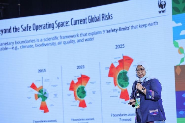 Chief Conservation Officer WWF-Indonesia, Dewi Lestari Yani Rizki, dalam gelaran Lestari Summit 2025 di Hotel Raffles Jakarta, Kamis (2/10/2025). 