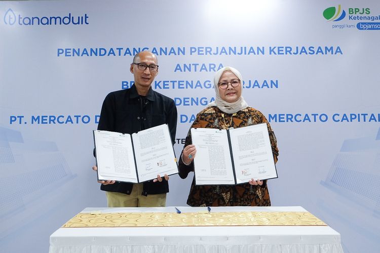 Penandatanganan perjanjian kerja sama (PKS) oleh Direktur Pelayanan BPJS Ketenagakerjaan Roswita Nilakurnia dan Direktur dan Founder PT Mercato Digital Asia Indra Suryawan di Grha BPJAMSOSTEK Jakarta, Kamis (23/11/2023).