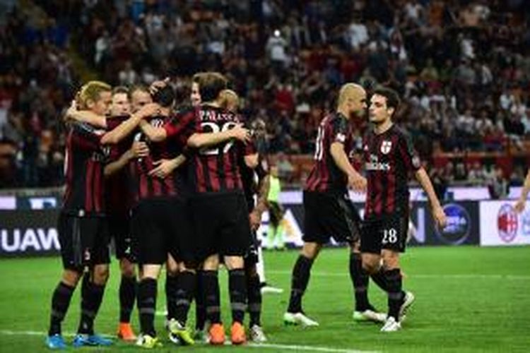 Para pemain AC Milan merayakan gol Mattia Destro ke gawang AS Roma pada lanjutan Serie-A, Sabtu malam atau Minggu (10/5/2015) dini hari WIB di Stadion San Siro.