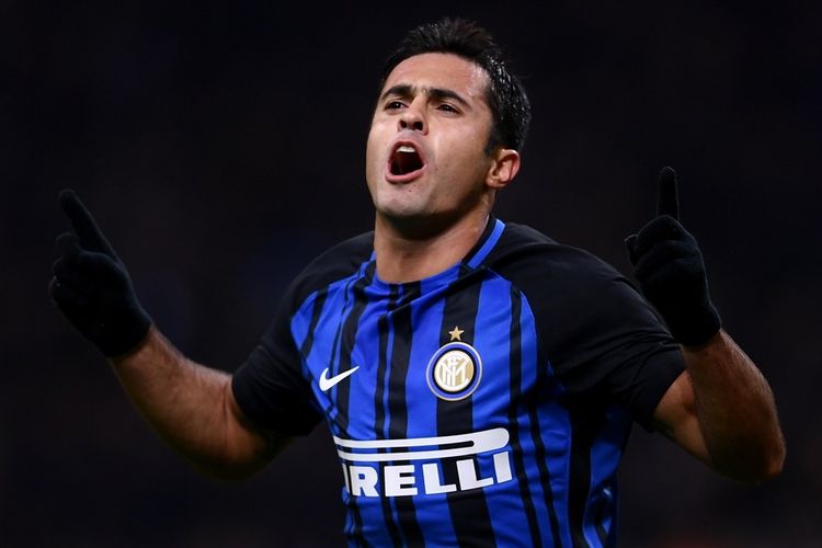 Selebrasi penyerang Inter Milan, Eder Citadin Martins, seusai membobol gawang Crotone dalam laga Liga Italia 2017-2018 di Stadion Giuseppe Meazza, Milan, Italia, Sabtu (3/2/2018). 