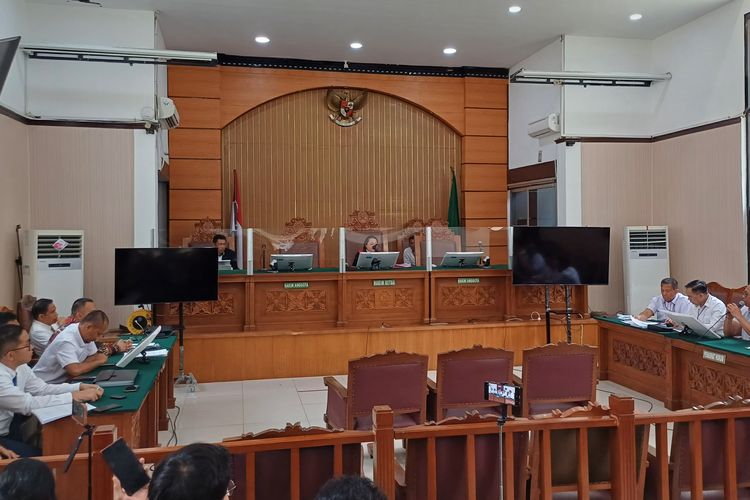 Suasana sidang gugatan praperadilan yang diajukan Ketua Komisi Pemberantasan Korupsi (KPK) nonaktif Firli Bahuri atas penetapan tersangka kasus pemerasan terhadap eks Menteri Pertanian Syahrul Yasin Limpo (SYL) di Pengadilan Negeri Jakarta Selatan (PN Jaksel), Senin (11/12/2023).
