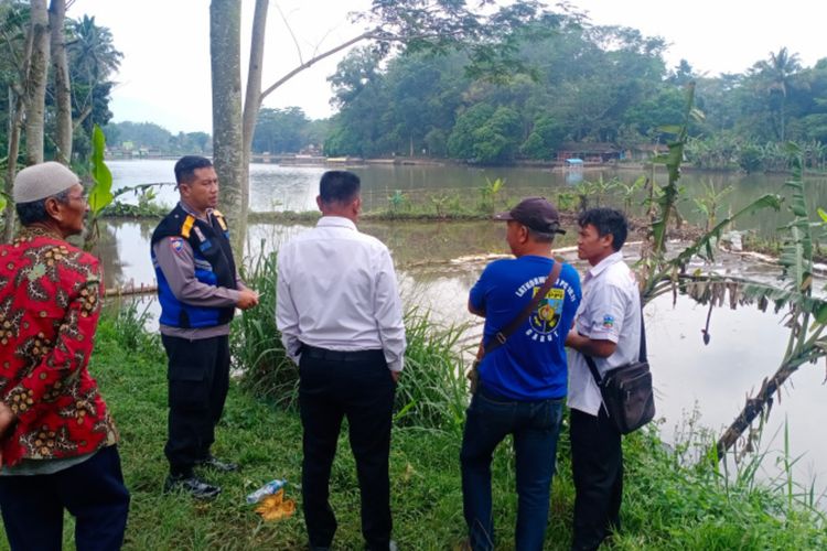 Kepala Desa Cangkuang dan Babinsa serta Babinkamtibmas meninjau rumah tersangka penanaman pohon ganja, Rabu (1/02/2023)