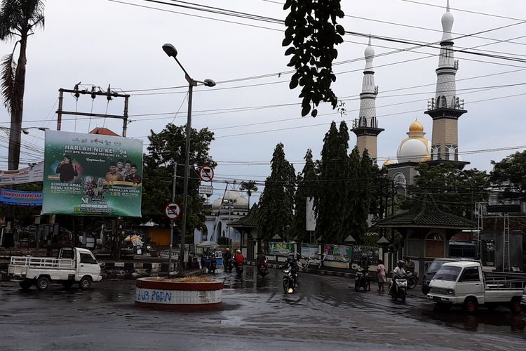 Masjid dan alun-alun Kaliwungu Kendal Jawa Tengah, yang biasa digunakan untuk acara Dugderan dan Syawalan. KOMPAS.COM/SLAMET PRIYATIN