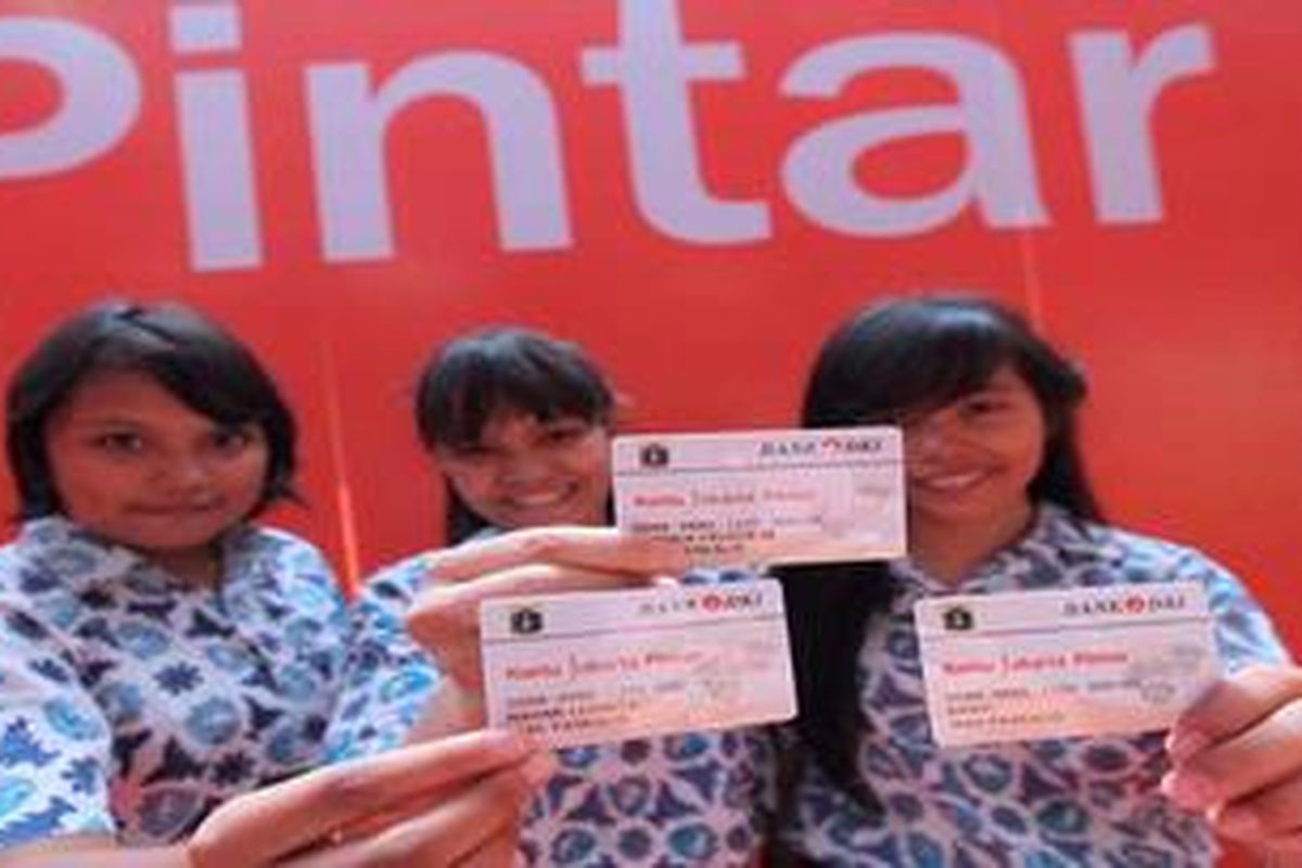 Sejumlah pelajar SMA menunjukkan  Kartu Jakarta Pintar yang mereka terima dalam  peluncuran kartu tersebut di SMA Paskalis, Kemayoran, Jakarta Pusat, Sabtu (1/12/2012).  Jokowi berharap agar pelajar dapat bijaksana dalam menggunakan uang bantuan pendidikan lewat kartu tersebut.
 
