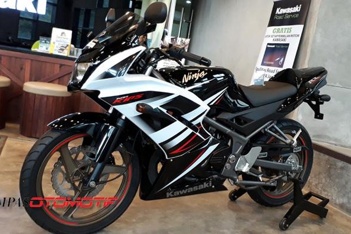 Kawasaki Ninja 2-tak RR 150 dipajang di diler Surapita Unitrans, Surabaya. Motor ini sekarang menjadi barang langka.