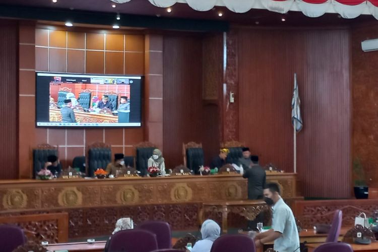 Igun Sumarno, anggota DPRD Fraksi PAN saat menyerahkan surat pernyataan hak interpelasi ke Wali kota Depok yang diterima pimpinan sidang paripurna, Selasa (17/5/2022).