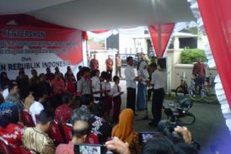 Presiden Jokowi membagi-bagikan sepeda disela distribusi 