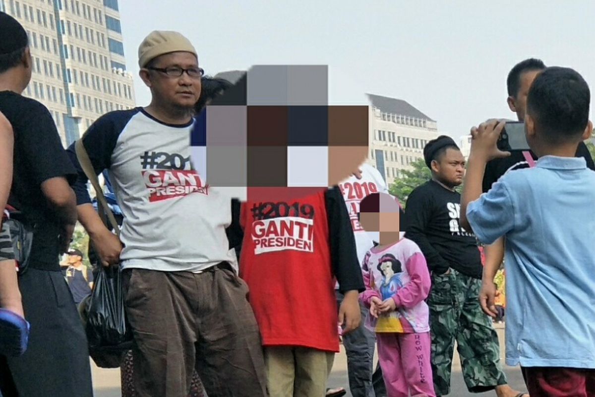 Sejumlah anak terpantau menggunakan kaus berhastag #2019GantiPresiden di acara Car Free Day (CFD) atau hari bebas kendaraan bermotor pagi ini, Minggu (6/5/2018).