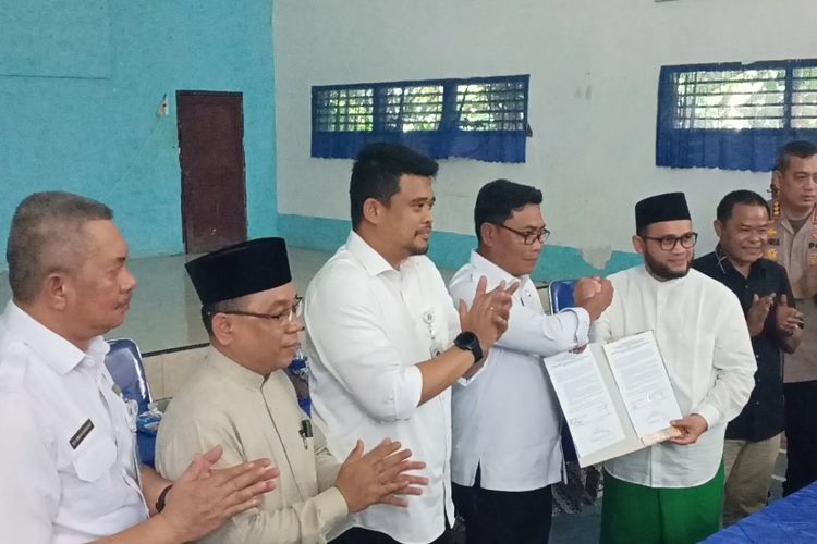  Gubernur Sumatera Utara, Bobby Nasution bersama sejumlah pejabat Pemkab Deli Serdang dan perwakilan Al Washliyah Sumut di Kantor Desa Petumbukan, Kecamatan Galang, Deli Serdang, Rabu (16/7/2025)   