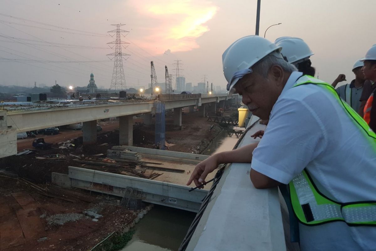 Menteri PUPR Basuki Hadimuljono saat meninjau proyek Jalan Tol Becakayu.