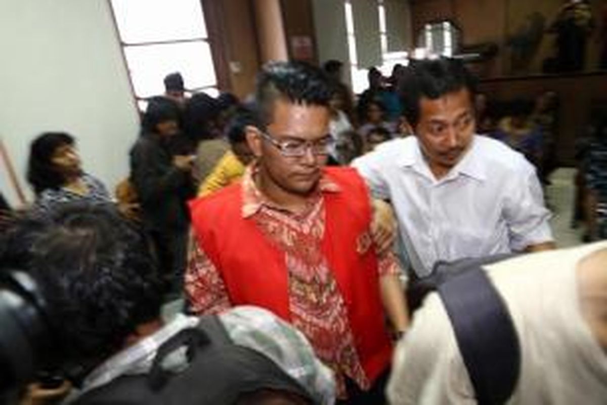 Ahmad Imam Al Hafitd (19) pembunuh Ade Sara Angelina Suroto, saat akan menjalani sidang putusan di Pengadilan Negeri Jakarta Pusat, Selasa (9/12/2014). Majelis hakim menjatuhkan hukuman 20 tahun penjara kepada Ahmad Imam Al Hafitd dan Assyifa Ramadhani atas pembunuhan terhadap Ade Sara Angelina.