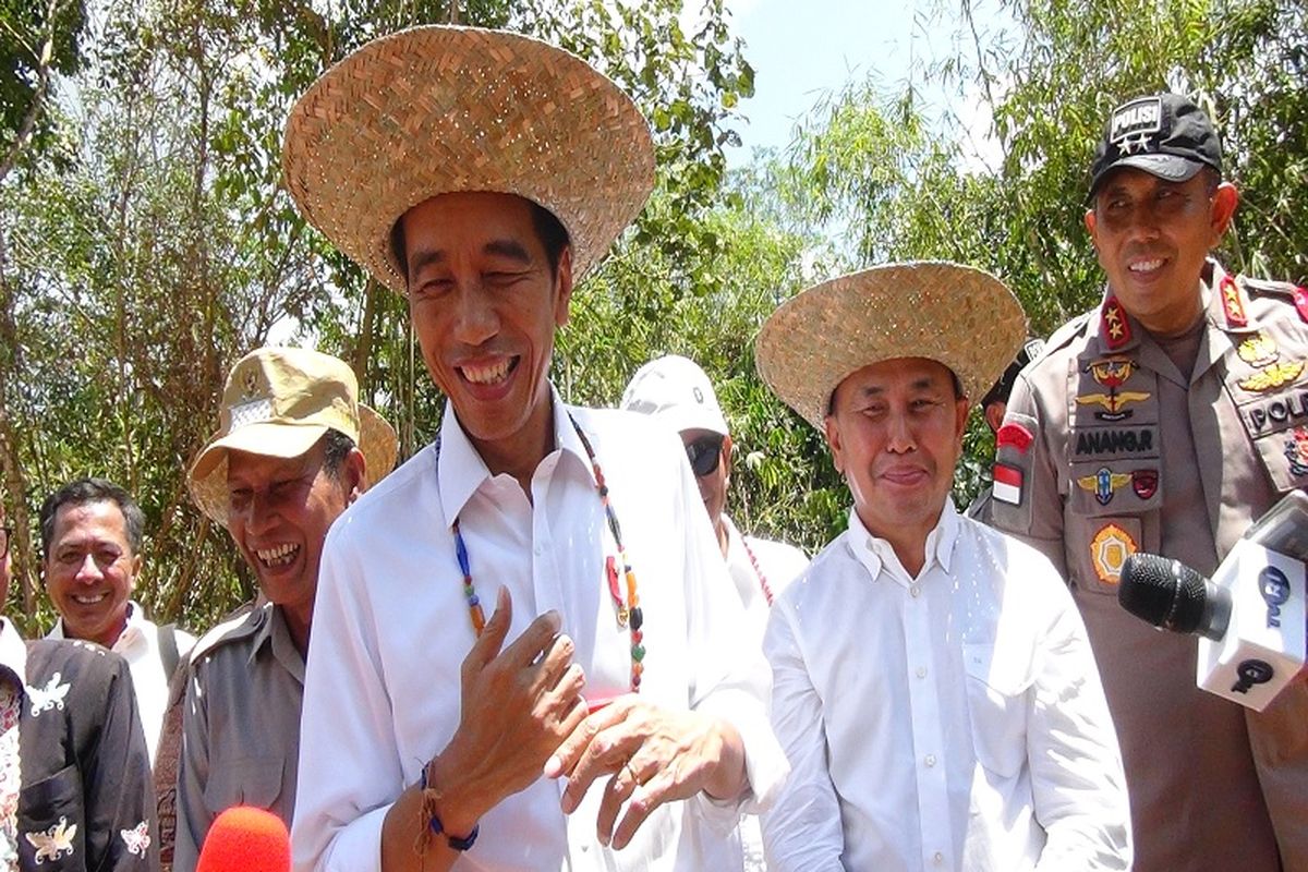 Presiden Joko Widodo didampingi Gubernur Kalimantan Tengah saat berada di salah satu titik lokasi calon Ibu Kota baru