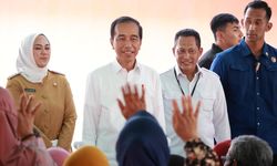 Presiden Jokowi Serahkan Beras Bantuan Pangan di Karawang
