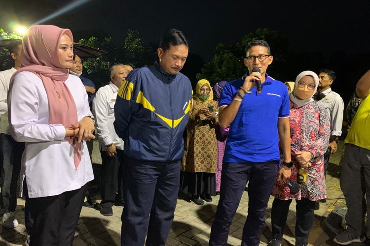 SAMPAIKAN PESAN—Menteri Pariwisata dan Ekonomi Kreatif, Sandiaga Uno menyampaikan pesan dan kesannya kepada Wali Kota Madiun, Maidi dan Wakil Wali Kota, Inda Raya usai berkeliling di beberapa lokasi wisata di Kota Madiun, Rabu (27/7/2022) sore. 