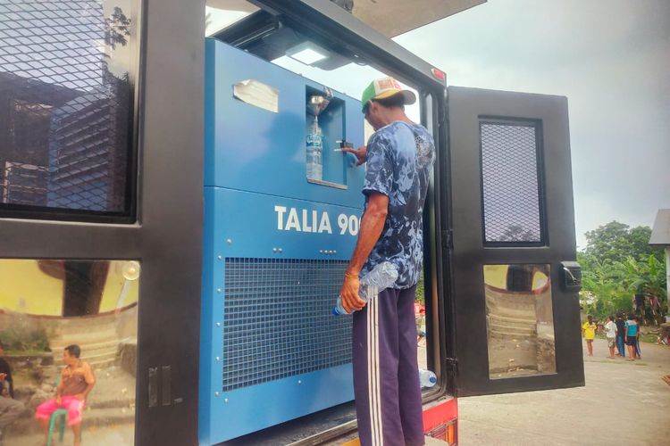 Warga yang menjadi korban erupsi Gunung Lewotobi di wilayah Kecamatan Wulanggitang dan Ile Bura, Kabupaten Flores Timur, Nusa Tenggara Timur (NTT), sedang mengambil air bersih melalui inovasi dari kendaraan khusus Watergen milik Satuan Brimob Polda NTT.