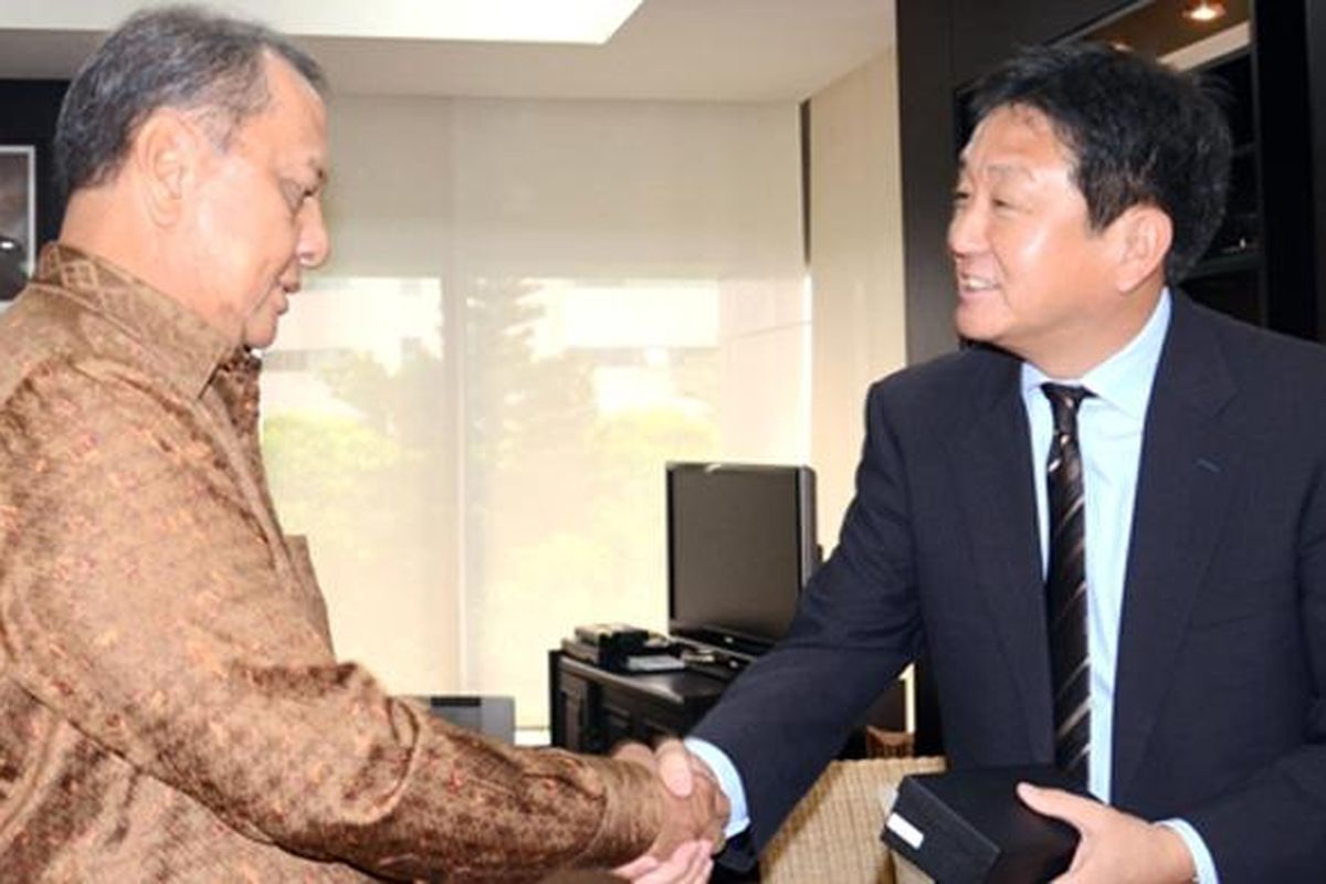 Menteri Perindustrian MS Hidayat (kiri) bersama Presiden Direktur TAM baru Hiroyuki Fukui.