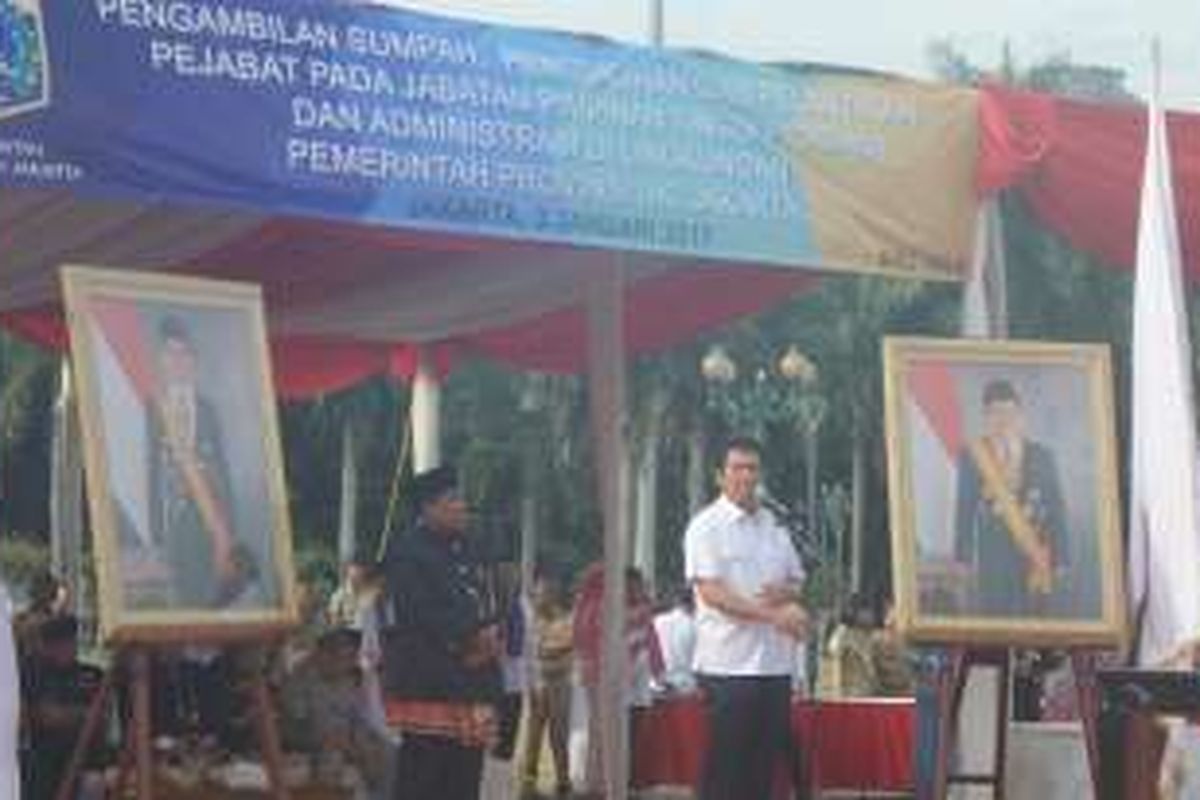 Menteri Pendayagunaan Aparatur Negara Reformasi Briokrasi Asman Abnur memberi sambutan dalam pelantikan PNS DKI di Lapangan Silang Monas Selatan, Selasa (3/1/2017). 