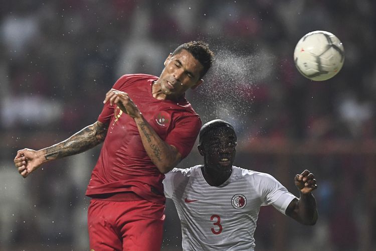 Pesepak bola Timnas Indonesia Alberto Goncalves (kiri) melakukan sundulan ke arah gawang lawan dengan dibayangi pesebak bola Timnas Hongkong Festus Baise (kanan) dalam laga International Friendly Match di Stadion Wibawa Mukti, Cikarang, Bekasi, Jawa Barat, Selasa (16/10/2018). ANTARA FOTO/Hafidz Mubarak A/wsj.