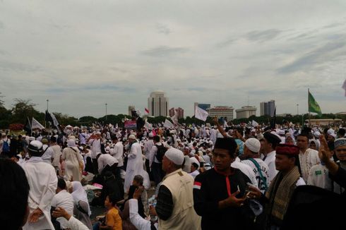 Massa Alumni 212 Doakan Rizieq dan Lantunkan 