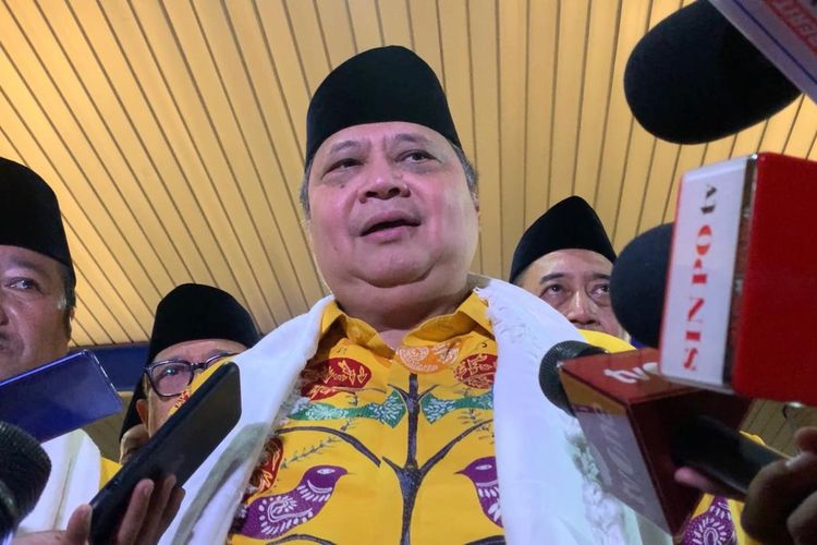 Ketua Umum Partai Golkar Airlangga Hartarto saat ditemui di kawasan Tebet, Jakarta, Selasa (23/4/2024).