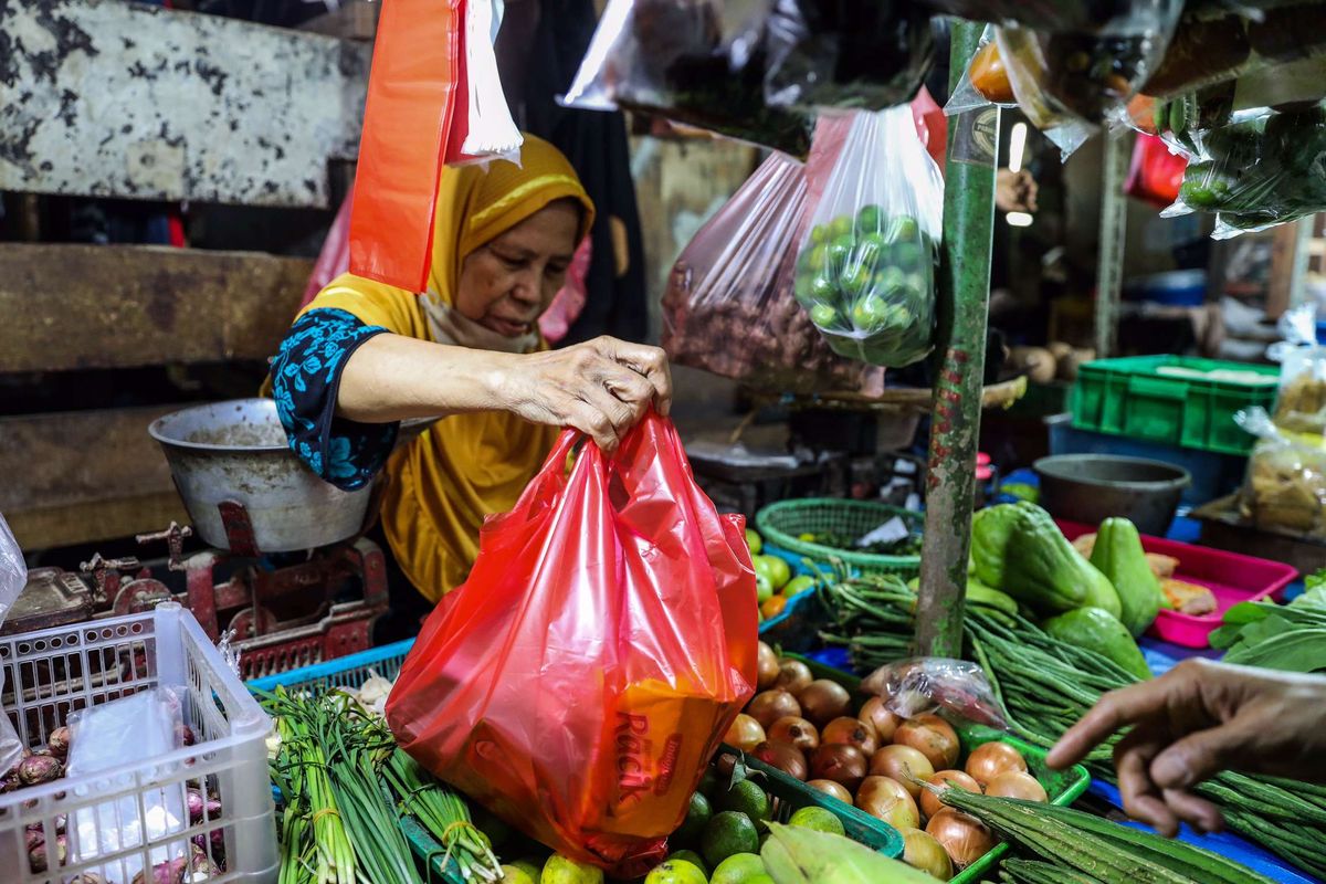 Warga berbelanja menggunakan kantong plastik di Pasar Bendungan Hilir (Benhil) di Jakarta Pusat, Kamis (9/7/2020). Larangan penggunaan kantong plastik sekali pakai di Jakarta mulai berlaku sejak Rabu (1/7/2020), pelarangan ini diberlakukan di pusat-pusat perbelanjaan, mulai dari toko swalayan hingga pasar rakyat.