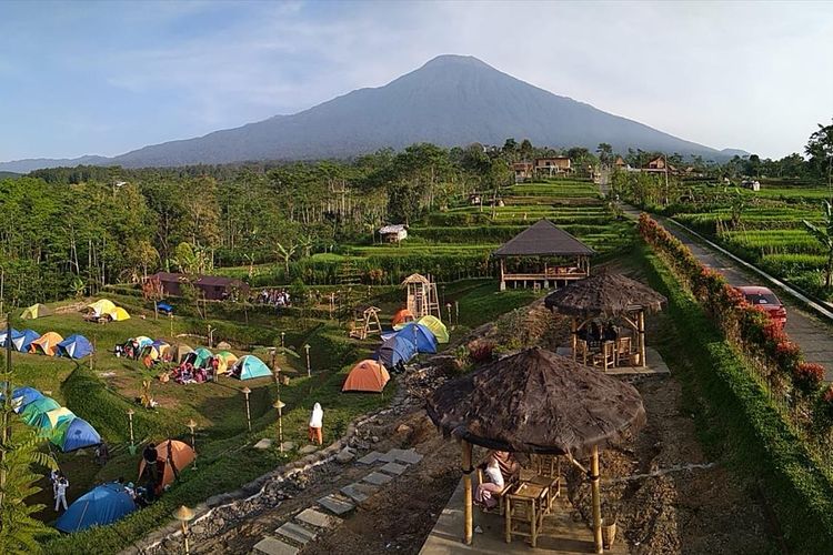 Gunung Slamet terlihat dari Desa Karangsalam, Kecamatan Baturraden, Kabupaten Banyumas, Jawa Tengah, beberapa waktu lalu.
