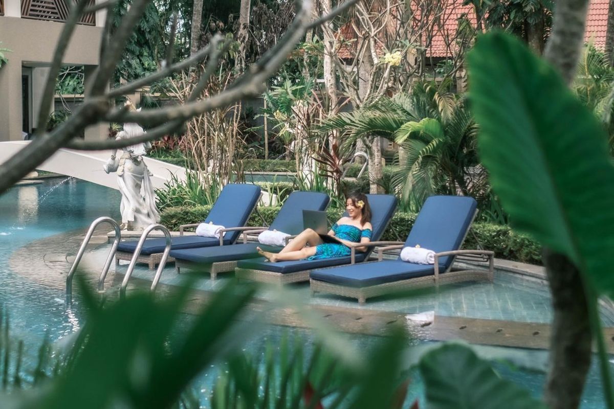 Ilustrasi wisatawan yang menginap di Bali. Gubernur Bali Wayan Koster bakal menyetop praktik akomodasi Airbnb karena dinilai tidak berkontribusi terhadap pendapatan asli daerah (PAD).