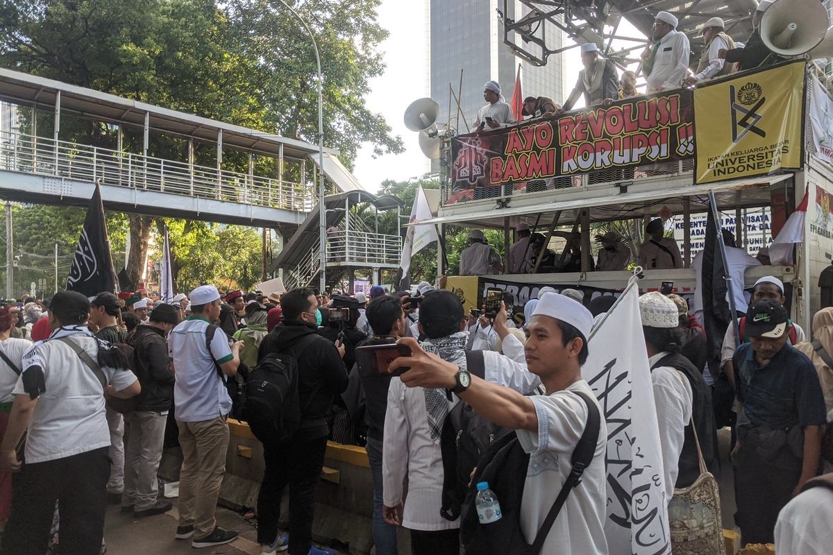 Massa Aksi 212 mulai meninggalkan lokasi Jalan Merdeka Barat, Gambir, Jakarta Pusat sekitar pukul 17.15 WIB