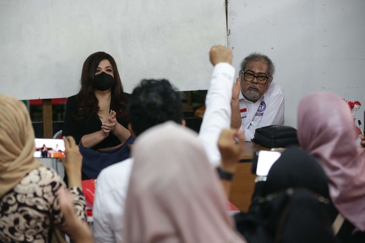 Ketua Komisi Nasional Perlindungan Anak (Komnas PA), Arist Merdeka Sirait dan Ketua Komnas Perlindungan Anak DKI Jakarta, Cornelia Agatha mengunjungi SDN Pondok Cina 1, Depok, Selasa (13/12/2022). Siswa SDN Pondok Cina 1 hanya belajar didampingi para orangtua siswa dan relawan akibat polemik penggusuran sekolah yang akan dialihfungsikan menjadi masjid raya.