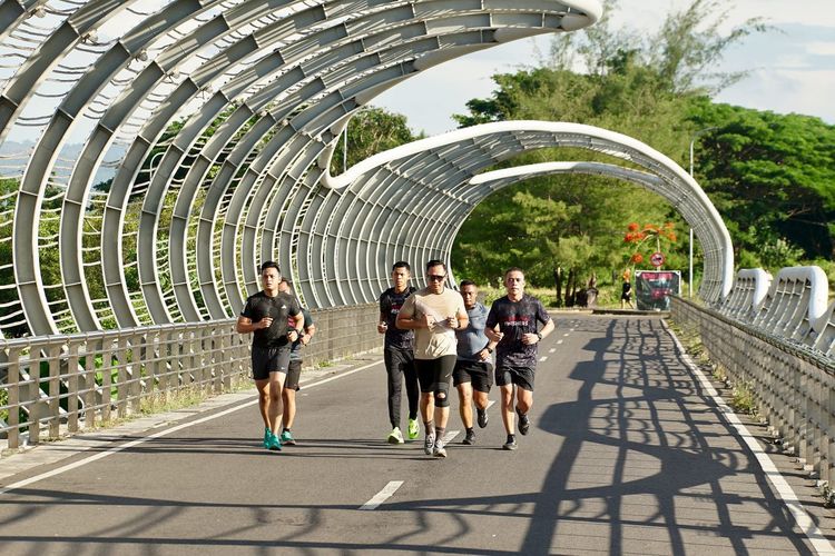 AHY berolahraga pagi di kawasan Pantai Marina Boom Banyuwangi.