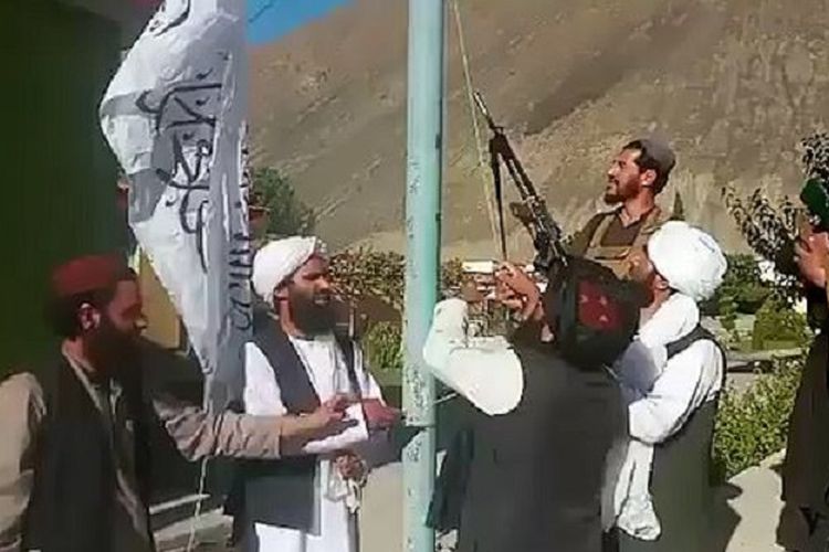 Sebuah potongan video memperlihatkan anggota Taliban mengibarkan bendera mereka di depan kantor gubernur provinsi Panjshir. Taliban mengekliam menguasai Lembah Panjshir, meski dibantah Front Perlawanan Nasional (NRF).