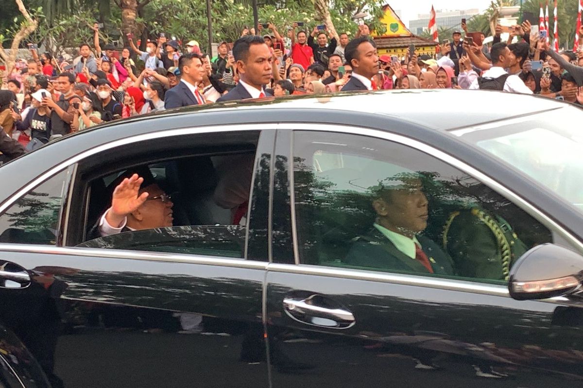 Wakil Presiden Republik Indonesia Ma'ruf Amin menyapa masyarakat di depan Istana Merdeka, Kamis (17/8/2023).