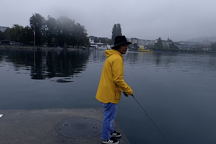 Humaan Amin sedang memancing di Danau Zug, Swiss. Ternyata, memancing di perairan Swiss membutuhkan SIM atau Surat Izin Memancing.