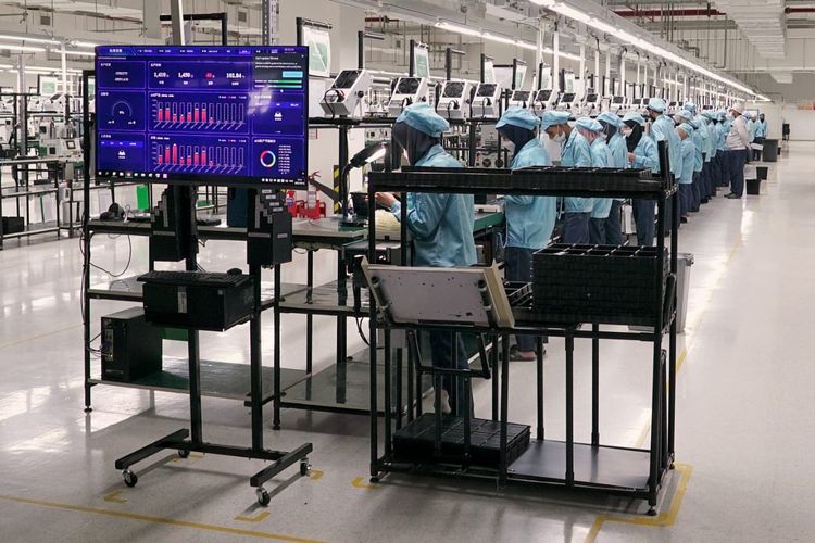 Ilustrasi ruangan production line pabrik ponsel Oppo.
