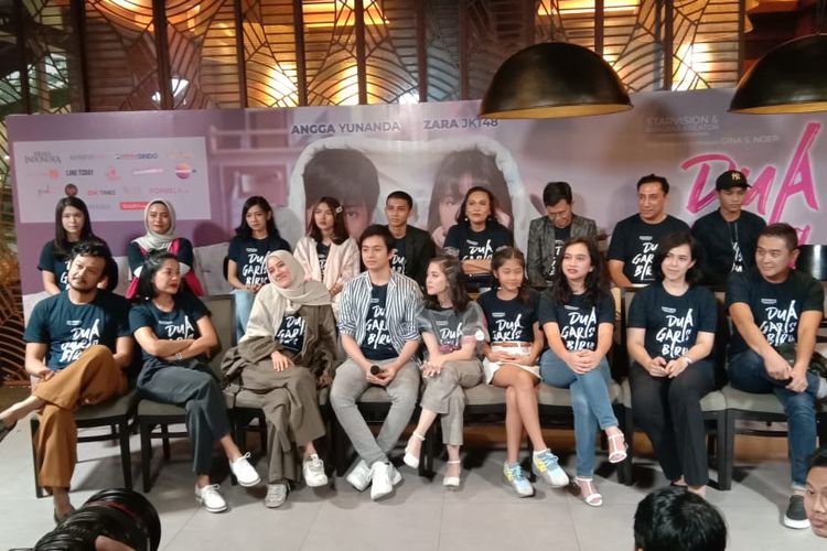 Para pemain, produser, dan sutradara film Dua Garis Biru dalam jumpa pers di kawasan Epicentrum, Kuningan, Jakarta Selatan, Kamis (27/6/2019).