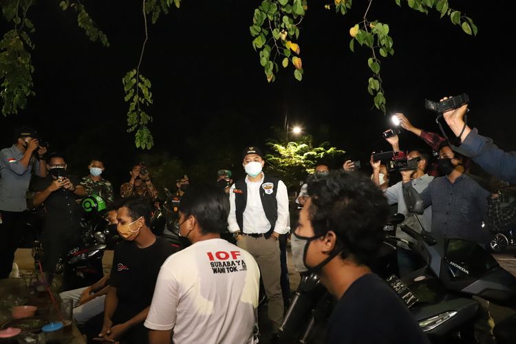 Wali Kota Surabaya Eri Cahyadi mendatangi sejumlah pemuda yang melanggar protokol kesehatan di masa penetapan PPKM Darurat di Surabaya, Jawa Timur, Sabtu (3/7/2021) malam.