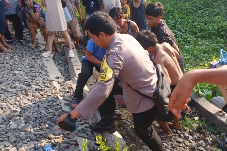 Duduk di Bantaran Rel, Wanita di Medan Tewas Tertabrak Kereta Api