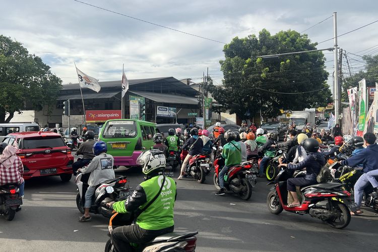 Kemacetan terjadi di pertigaan Jalan Aria Surialaga, Pasir Kuda, Bogor Barat, Kota Bogor, Selasa (23/1/2024).