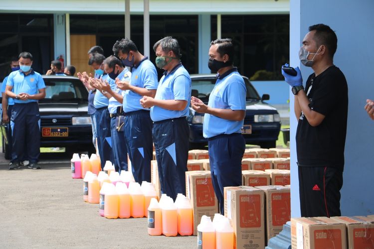 Keluarga besar alumnus AAU 1990 (Kompak-90) mendistribusikan alat penyemprot dan cairan disinfektan kepada para Ketua Rukun Warga (RW) yang berada di lingkungan Kelurahan Khusus Halim Perdanakusuma, Jakarta.