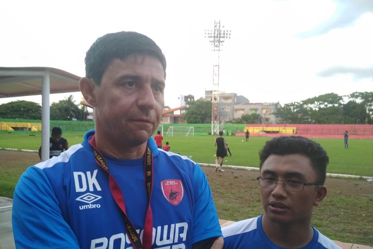 Pelatih PSM Makassar Darije Kalezic saat diwawancara di Stadion Mattoanging, Makassar, Sulawesi Selatan. 