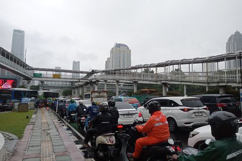 Jakarta Diguyur Hujan, Jalan S Parman-Semanggi Macet