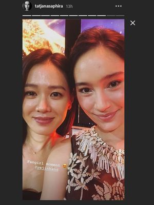 Artis peran Tatjana Saphira berswafoto dengan bintang drama Son Ye Jin pada perhelatan Seoul International Drama Awards 2018 di Seoul, Korea Selatan, Senin (8/9/2018).